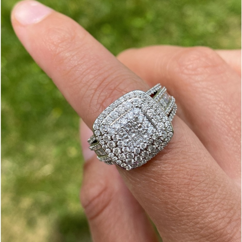 2.00CTW PRINCESS CUT AND ROUND WHITE DIAMOND
10K WHITE GOLD CLUSTER RING size 7